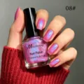 Détail du vernis à ongles rose irisé scintillant appliqué sur de longs ongles naturels - Rose avec Reflets Bleus (08#)