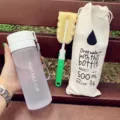 Bouteille d'eau en plastique givré tasse de sport portable avec brosse et sac en toile 500ml - Couvercle blanc dépoli en PC 600 ml