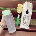 Ensemble de bouteille d'eau en plastique givré portable avec brosse et sac en toile. - Couvercle vert dépoli en PC 600 ml