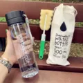 Bouteille d'eau de sport en plastique transparent avec sangle, brosse et sac en toile. - Couvercle noir transparent en PC 800 ml