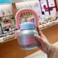 Botella de agua de dibujos animados de plástico gris con asa rosa y tapa azul para verano. - Hervidor UU de Doble Bebida / 800ML / Plateado