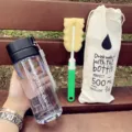 Bouteille d'eau en plastique portable 500ml avec brosse et sac en toile pour sport - Bouteille en PC transparent avec couvercle noir, 600 ml