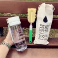 Ensemble de bouteille d'eau en plastique avec brosse de nettoyage et sac de rangement. - Bouteille en PC transparent avec couvercle blanc, 600 ml