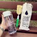 Bouteille d'eau en plastique portable 500ml avec sac en toile et brosse pour le sport. - Bouteille en PC transparent avec couvercle gris, 600 ml
