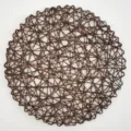 Ronde geweven placemat van bruin papierentouw, ideaal voor tafeldecoratie en warmte-isolatie. - Donker Koffie