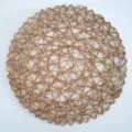 Gedetailleerd overzicht van een ronde minimalistische papieren touw placemat in bruin. - Lichtkoffie