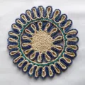Dettaglio della tovaglietta artigianale in paglia di mais a forma di girasole - 30cm / Blu