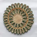 Primo piano di tovaglietta intrecciata a forma di girasole in paglia di mais verde e naturale - 30cm / Verde