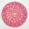 Roze papiertouw placemat detail, ronde geweven tafelmat textuur, moderne minimalistische decoratie. - Rozerood