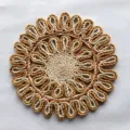 Dettaglio ravvicinato di una tovaglietta in paglia di mais intrecciata a mano a girasole - 30cm / Arancione