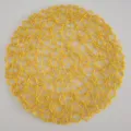 Detailopname van de gele ronde geweven papierentouw tafelmat met een uniek fijn mesh ontwerp. - 38 cm / Geel