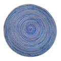 Primer plano de un mantel individual trenzado redondo azul y blanco con diseño en espiral - Azul