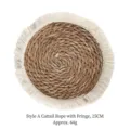 Detalle de cesta de pared de paja tejida a mano con flecos blancos, 25 cm de diámetro - Estilo A Con Borlas