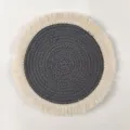 Tovaglietta rotonda in cotone in stile nordico con elegante bordo con frange per la tavola. - Inclusa nappa 25 cm / Grigio scuro