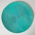 Dettaglio tovaglietta intrecciata rotonda turchese, materiale PP di alta qualità, termoresistente. - 38 cm / Blu lago