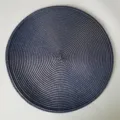 Primo piano di una tovaglietta rotonda in tessuto PP scuro con dettagli di trama circolare. - 38 cm / Blu scuro