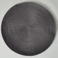 Primo piano di una tovaglietta rotonda in PP intrecciato grigio scuro con dettagliata trama a spirale. - 38 cm / Grigio scuro