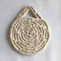 Sottobicchiere intrecciato in mais naturale e tappetino termico per decorazione della cucina. - Tondo da appendere 20*25 cm