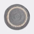 Primo piano della tovaglietta rotonda nordica in cotone intrecciato, grigia e beige. - 30cm / Grigio chiaro