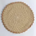 Dettaglio di tovaglietta intrecciata con bordo smerlato per una tavola elegante. - Pizzo Caffè Bicolore
