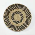 Dettaglio di cesto da parete intrecciato a mano, decorazione boho nera e naturale. - Vassoio Intrecciato A14 / Diametro 30cm