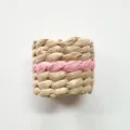 Dettaglio portatovagliolo intrecciato, paglia naturale con accento treccia rosa tavola. - 5*4cm / Rosa