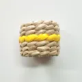 Portatovaglioli in paglia intrecciata a mano, supporto naturale in tifa per decorazione tavola. - 5*4cm / Giallo