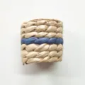 Portatovaglioli in paglia intrecciata a mano con dettaglio blu per tavola elegante. - 5*4cm / Blu