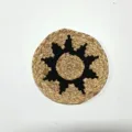 Dettaglio da appendere a parete rotonda in paglia artigianale, motivo sole nero etnico. - Nero Intrecciato / Diametro 20cm