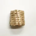 Dettaglio anello per tovagliolo in paglia naturale, trama rustica intrecciata per tavola. - 5*4cm / Colore originale