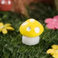 Pequeña estatuilla de hongo de resina amarilla para micropaisaje y decoración de jardín. - 1cm de Altura / Amarillo