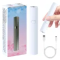 Primer plano de lámpara de uñas UV portátil con cable USB y caja de regalo floral - Modelo YZ05 (Blanco)