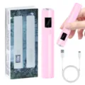 Primer plano de lámpara de uñas UV LED rosa portátil con cable USB y su embalaje - Modelo YZ07 Pantalla Digital (Rosa)
