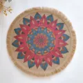 Tovaglietta rotonda in iuta con frange e stampa mandala colorata, tappetino termico. - 38 cm / Stile Nappa 2