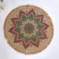 Tovaglietta rotonda in juta con stampa mandala colorata e bordo con frange, decoro. - 38 cm / Stile Nappa 3