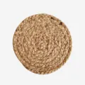 Primer plano de un mantel individual circular de paja natural tejida a mano - 11cm / Color Original
