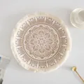 Detaillierte Nahaufnahme eines nordischen Jute-Tischsets mit Mandala-Muster und Fransenrand - Quasten-Stil 1 / 38 cm