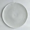 Vista dettagliata della tovaglietta rotonda tessuta bianca con bordo pon-pon e trama. - 38 cm / Bianco