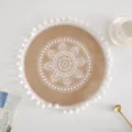 Rundes gewebtes Tischset aus Jute mit weißem Mandala-Muster und dekorativer Bommel-Borte. - Bommel Stil 1 / 38 cm