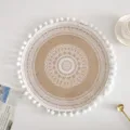 Draufsicht auf ein rundes Jute-Tischset mit weißem Mandala-Muster und Pompon-Verzierung. - Bommel Stil 5 / 38 cm