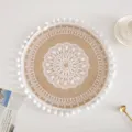 Rundes Tischset aus natürlicher Jute mit weißem Mandala-Muster und Pompom-Quastenrand - Bommel Stil 2 / 38 cm