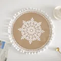 Handgefertigtes rundes Jute-Tischset mit weißem Mandala-Muster und Pom-Pom-Fransen - Bommel Stil 4 / 38 cm