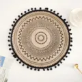 Handgewebtes rundes Platzset aus Jute mit schwarzem Geometriemuster und Bommelrand - Bommel Stil 6 / 38 cm
