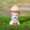 Figurine de fille de dessin animé adorable poupée PVC pour décor de paysage miniature - Style B (Fille Souhaitant Chapeau Jaune)