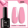 Gros plan de vernis gel rose avec effets de top coat brillant et mat - 009 (Rose Racine de Lotus)
