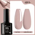 Comparaison des effets de top coat brillant et mat sur le vernis à ongles nude - 011 (Rose Nude)