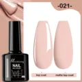 Gros plan du vernis gel rose nude n°021 avec effets brillant et mat. - 021 (Rose Nudiste)