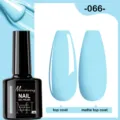 Détail du vernis gel bleu clair montrant les finitions brillante et mate du top coat - 066 (Bleu Clair)