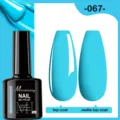 Vernis à ongles gel bleu cyan teinte 067 montrant des effets de finition brillants et mats - 067 (Cyan Brillant)