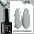 Comparaison détaillée des effets brillant et mat pour le vernis à ongles gel vert sauge 075 - 075 (Vert Sauge)